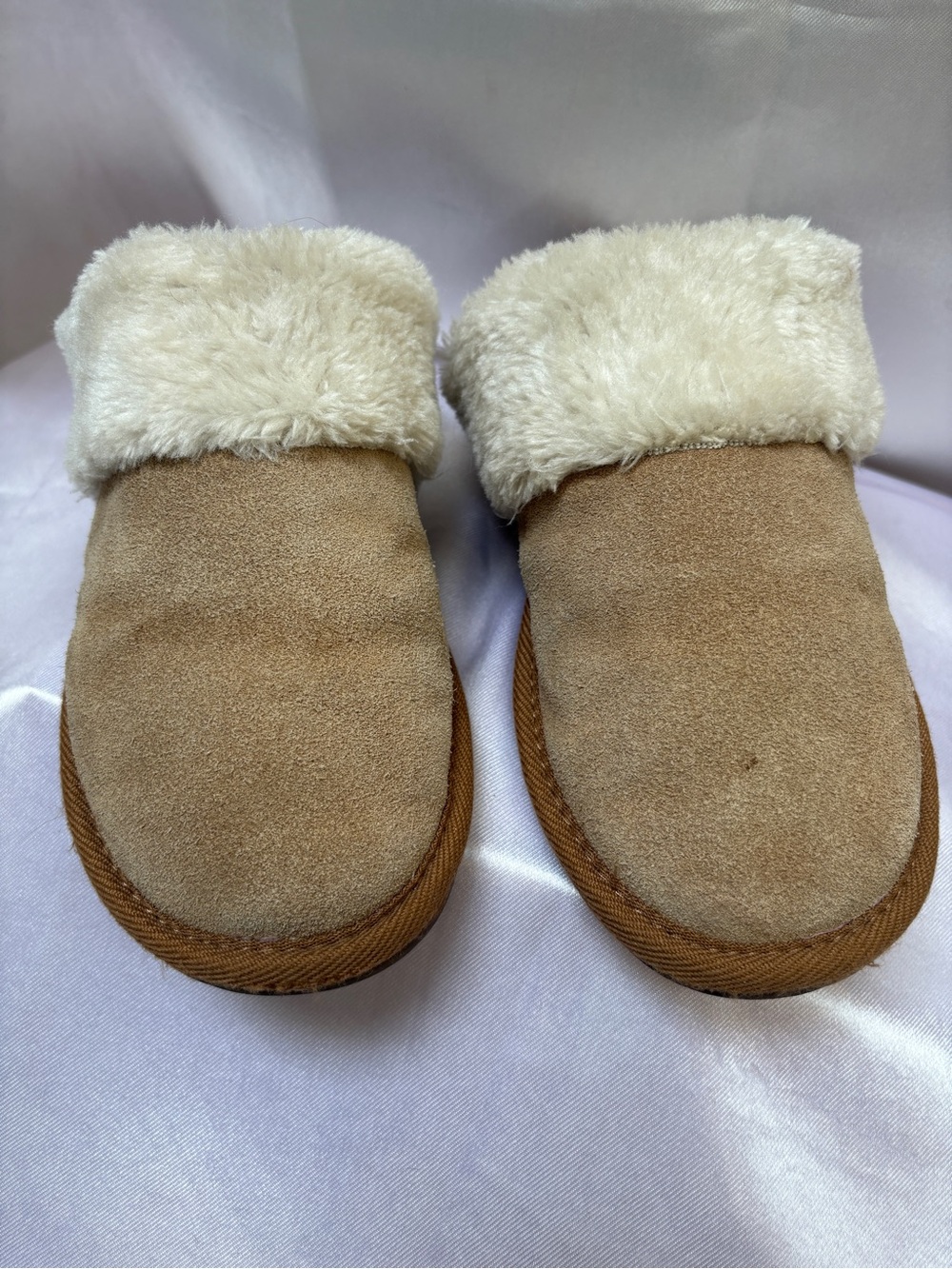 Minnetonka 8M -Shearling Lined Slip-On Slippers - Tan
